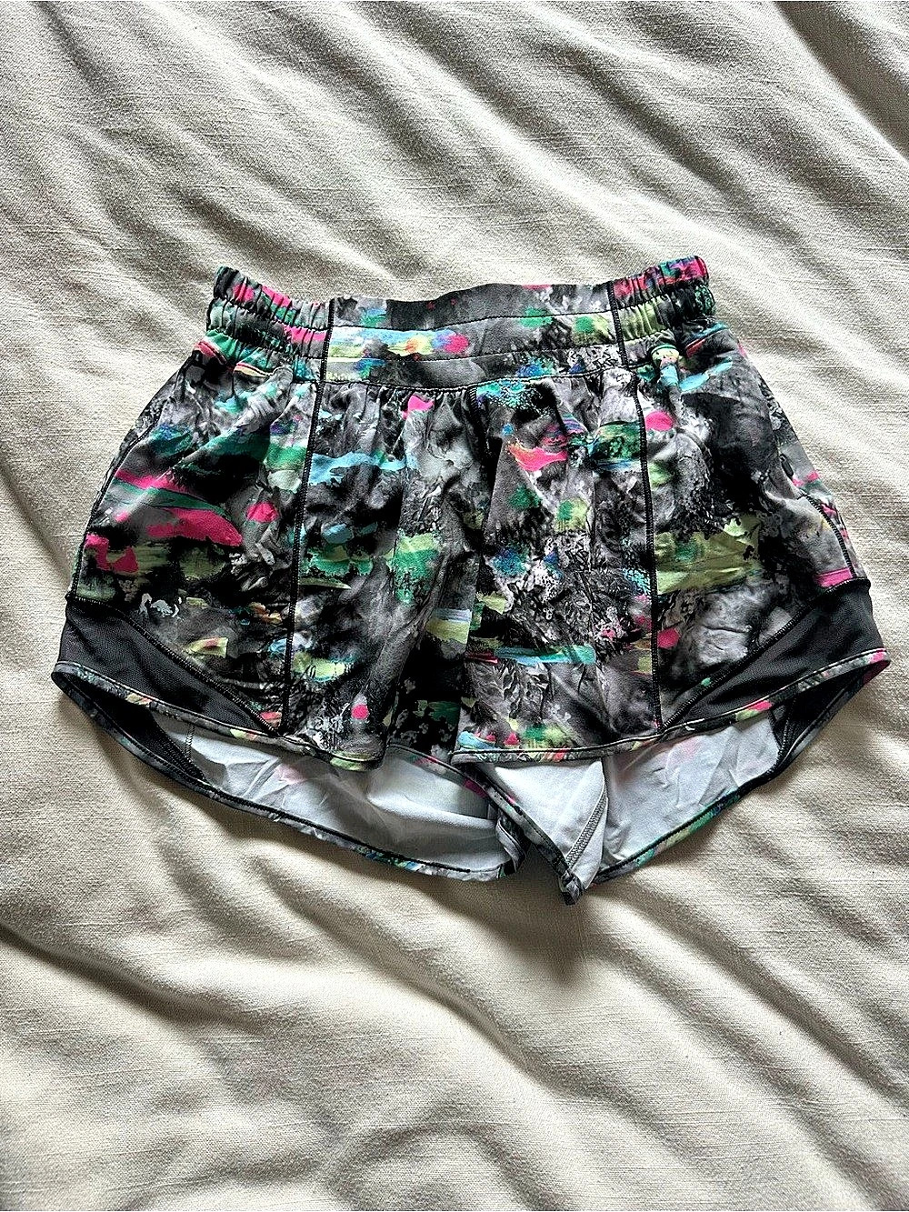 Lululemon Hotty Hot Low-Rise Lined Short 4" Black & Green